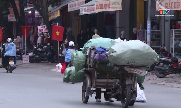 Tiềm ẩn nguy cơ mất an toàn giao thông từ việc chở hàng hoá cồng kềnh- Ảnh 4.