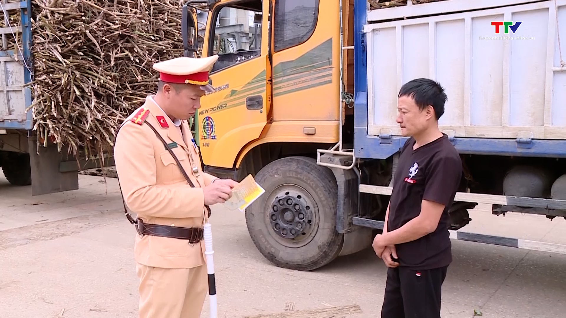 Công an huyện Thọ Xuân tăng cường kiểm soát tải trọng từ đầu nguồn- Ảnh 1.