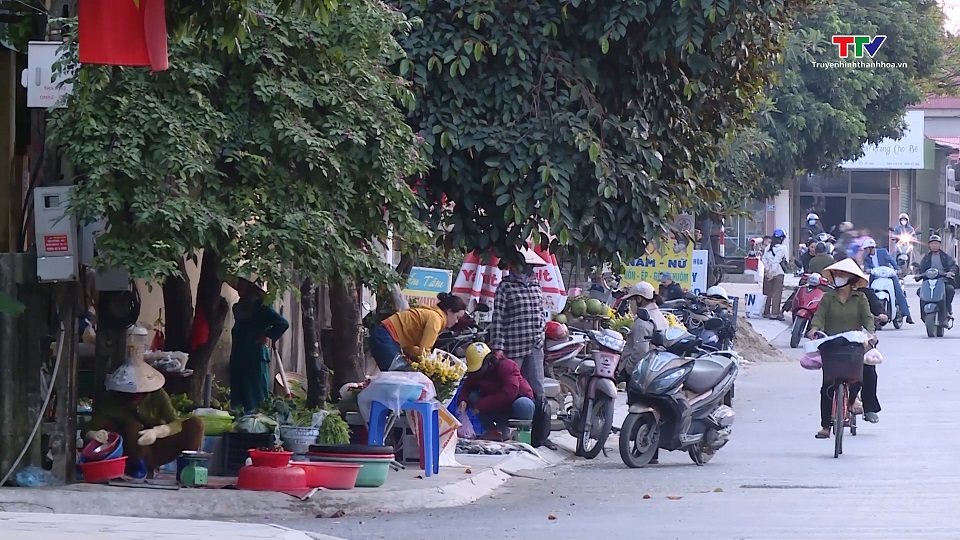 Tình trạng họp chợ cóc, chợ tạm trên địa bàn huyện Hoằng Hoá tiềm ẩn nguy cơ mất an toàn giao thông- Ảnh 2.