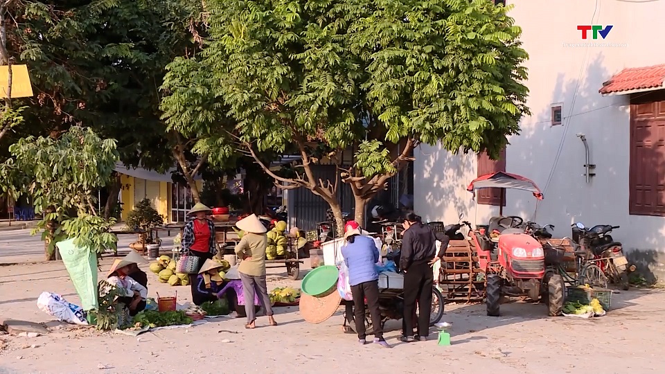 Tình trạng họp chợ cóc, chợ tạm trên địa bàn huyện Hoằng Hoá tiềm ẩn nguy cơ mất an toàn giao thông- Ảnh 1.