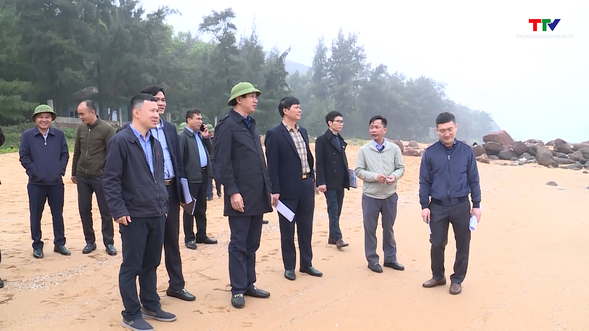 Phó Chủ tịch UBND tỉnh Lê Đức Giang kiểm tra thực tế việc điều chỉnh Danh mục các khu vực phải thiết lập hành lang bảo vệ bờ biển- Ảnh 2.