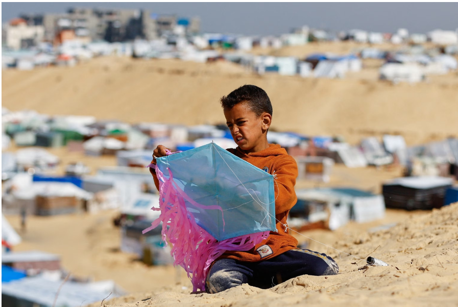 Trẻ em ở Gaza thả diều, mong ước chiến tranh sẽ sớm kết thúc- Ảnh 1.