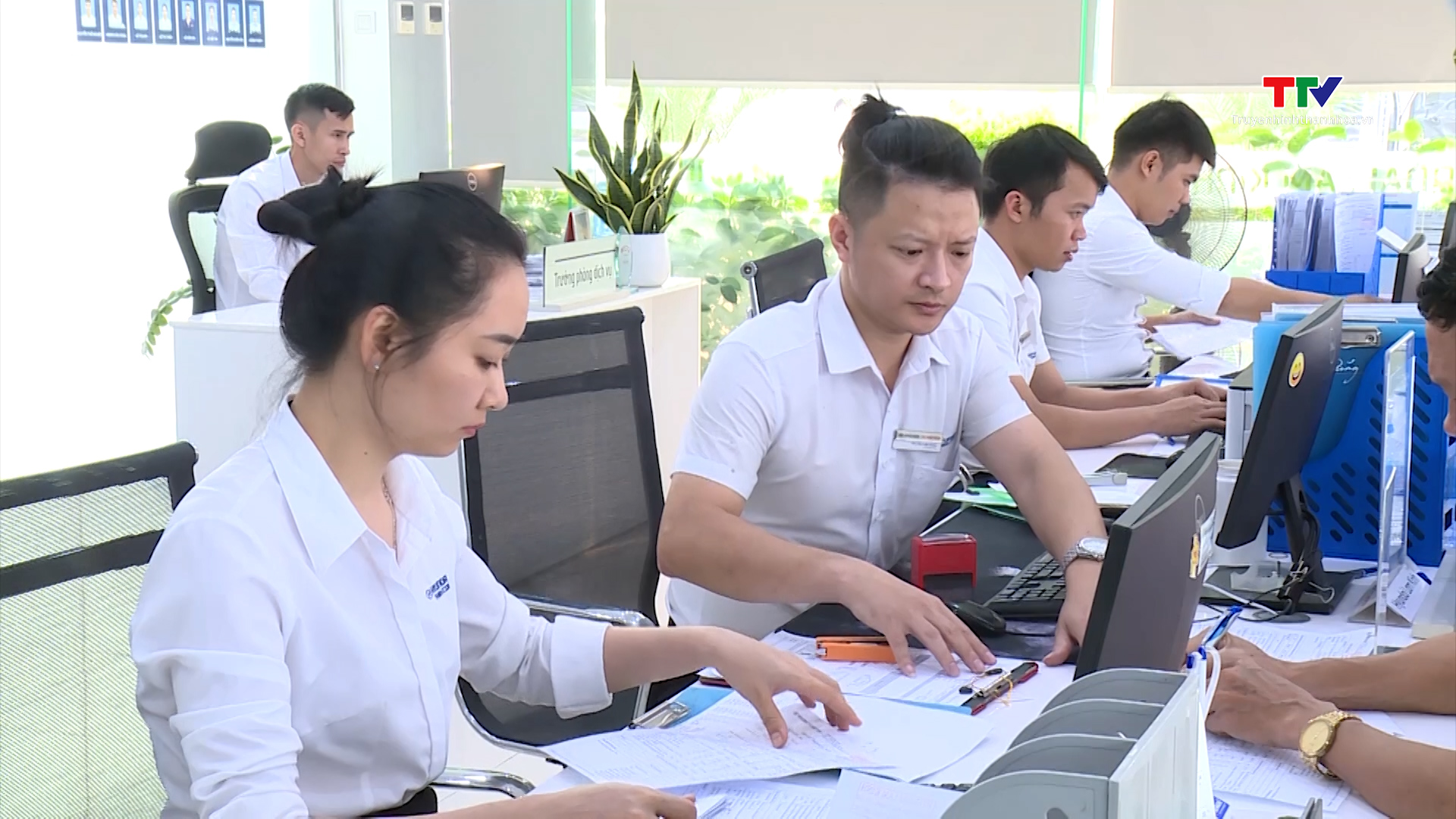 Miễn giảm, gia hạn thuế hỗ trợ doanh nghiệp phục hồi sản xuất kinh doanh trên địa bàn thành phố Thanh Hóa
- Ảnh 1.