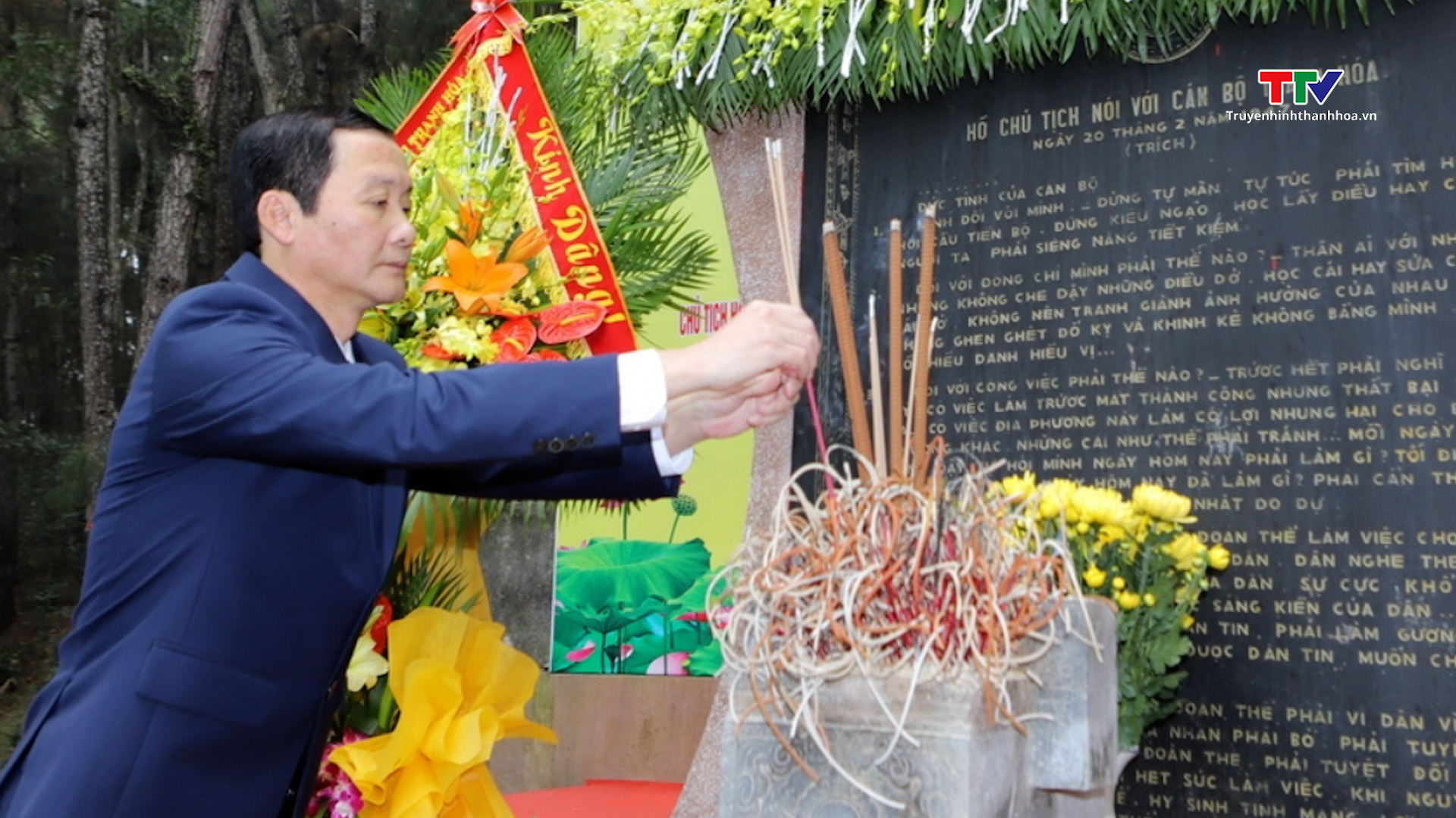 Dâng hương tưởng  nhớ Chủ tịch Hồ Chí Minh- Ảnh 5.
