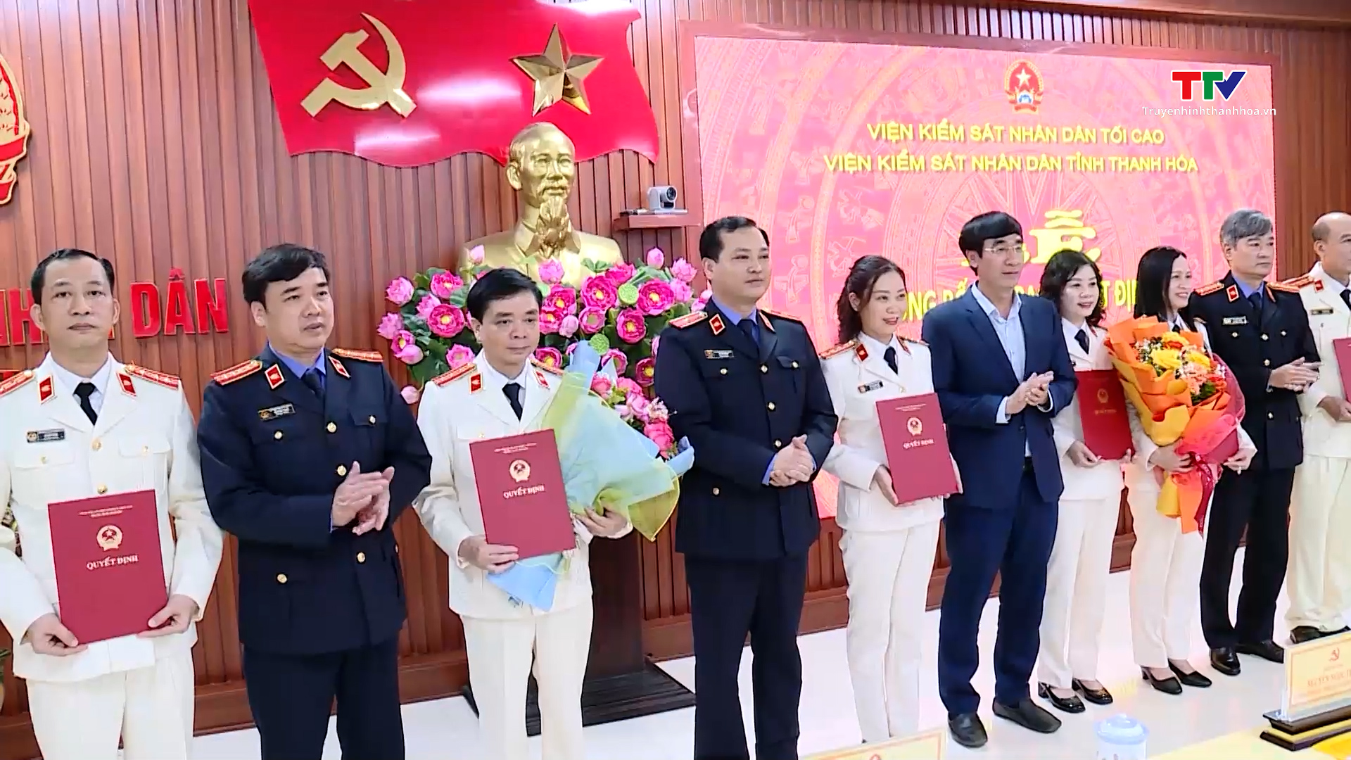 Viện Kiểm sát nhân dân tỉnh Thanh Hoá công bố và trao các quyết định về công tác cán bộ- Ảnh 2.
