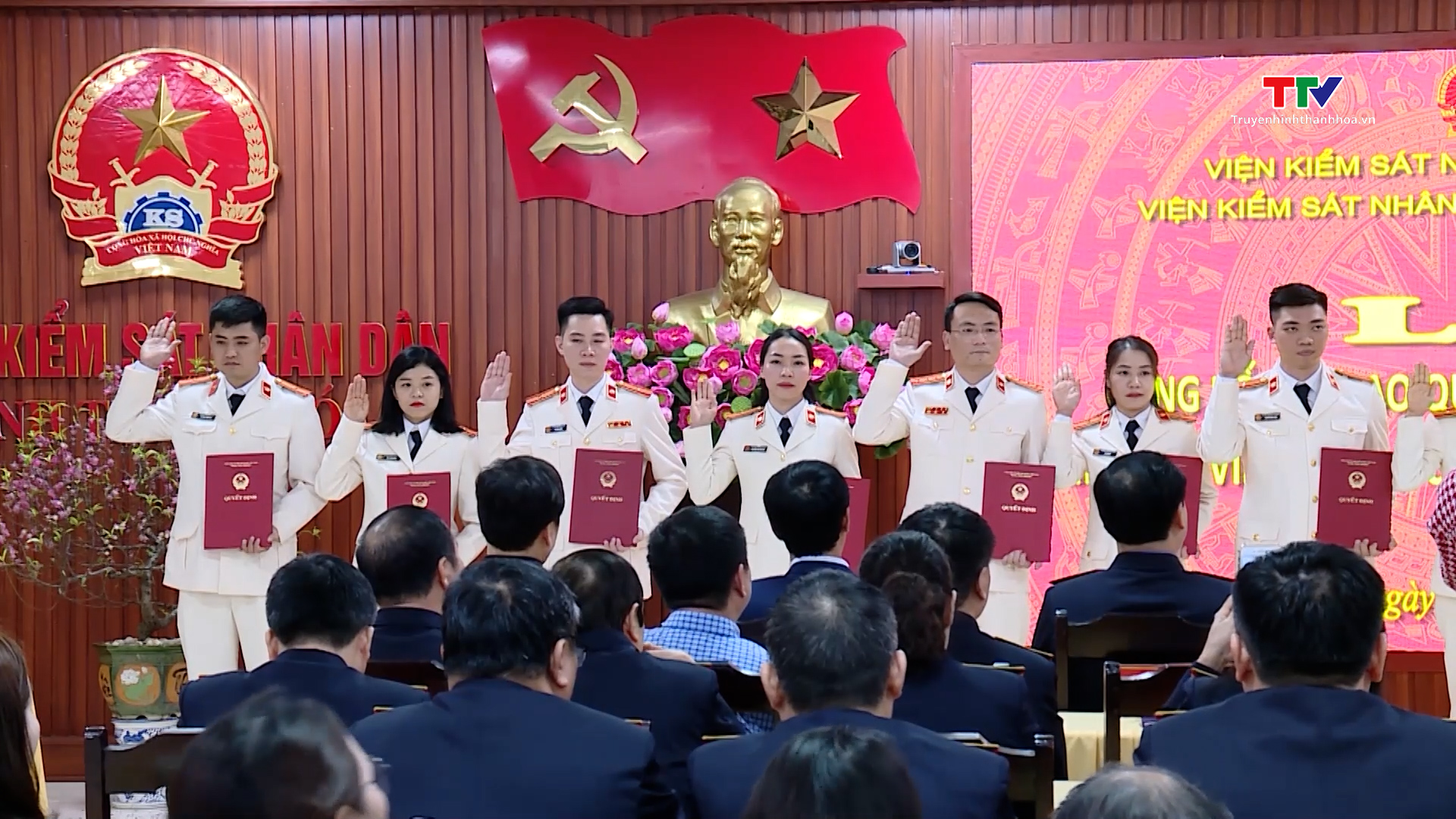 Viện Kiểm sát nhân dân tỉnh Thanh Hoá công bố và trao các quyết định về công tác cán bộ- Ảnh 3.