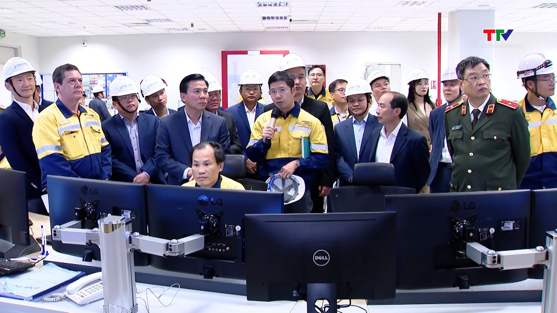 Bí thư Tỉnh ủy Đỗ Trọng Hưng dự lễ ra quân sản xuất tại Nhà máy Nhiệt điện BOT Nghi Sơn 2
- Ảnh 2.