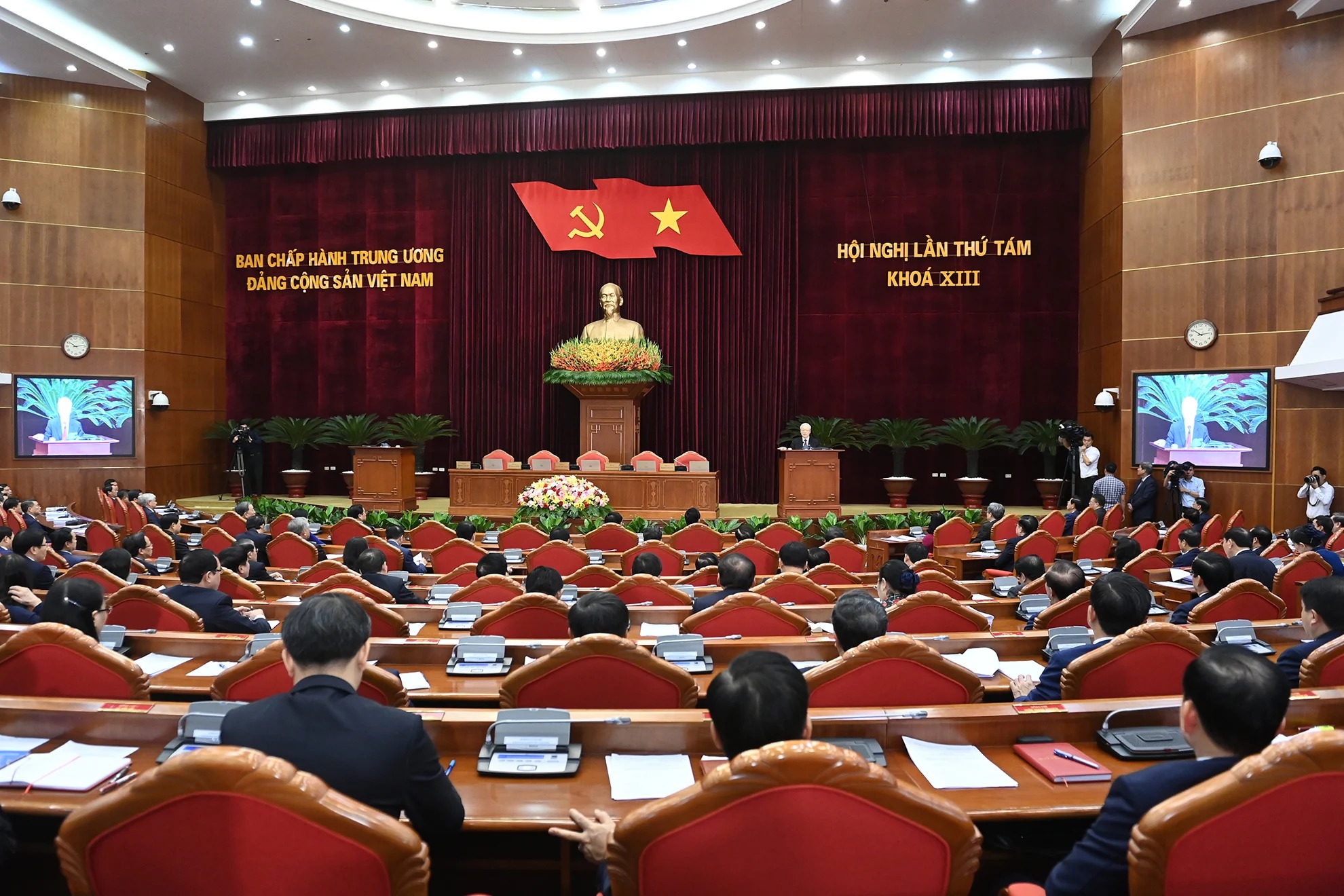 Tự hào, tin tưởng dưới lá cờ vẻ vang của Đảng, quyết tâm xây dựng một nước Việt Nam ngày càng giàu mạnh, văn minh, văn hiến và anh hùng- Ảnh 7.