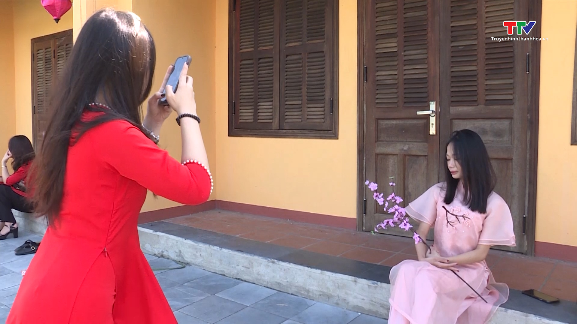 Áo dài - lưu giữ hồn Tết Việt- Ảnh 1. Áo dài - lưu giữ hồn Tết Việt- Ảnh 1.