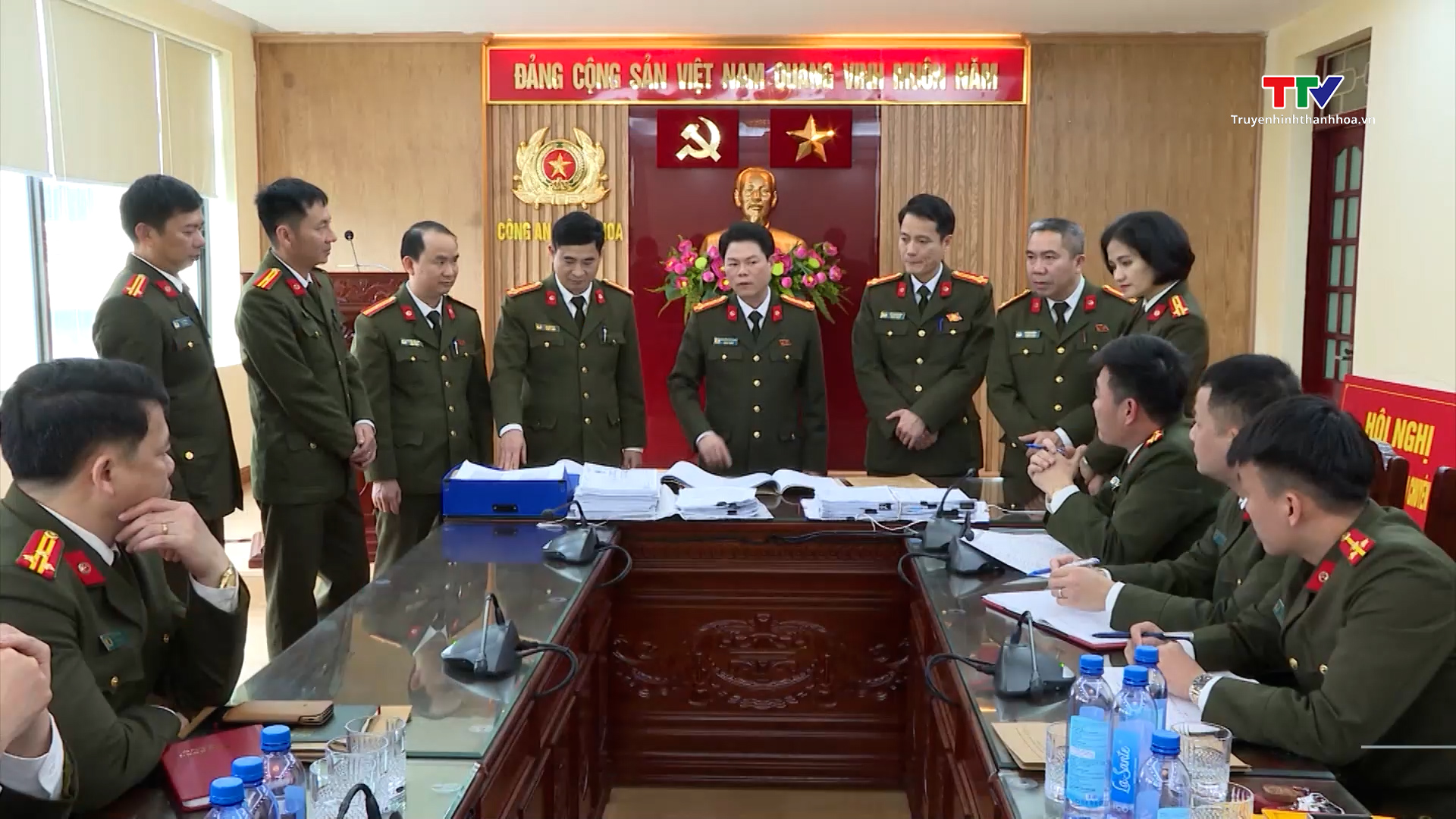 Trao thưởng cho Chuyên án lợi dụng chức vụ, quyền hạn để vụ lợi về kinh tế trong việc cấp giấy chứng nhận quyền sử dụng đất- Ảnh 1. Trao thưởng cho Chuyên án lợi dụng chức vụ, quyền hạn để vụ lợi về kinh tế trong việc cấp giấy chứng nhận quyền sử dụng đất- Ảnh 1.