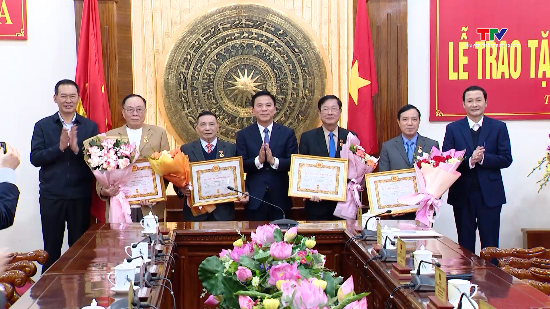 Ban Thường vụ Tỉnh uỷ trao Huy hiệu Đảng cho các đồng chí lãnh đạo, nguyên lãnh đạo tỉnh- Ảnh 4.