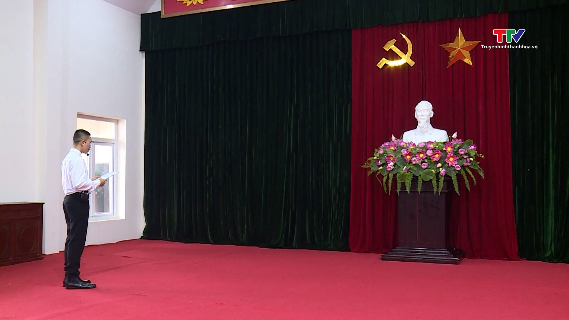 Phó Bí thư Thườnng trực Tỉnh ủy Lại Thế Nguyên dự lễ kết nạp đảng viên tại Chi bộ Tổ dân phố Tân Nam, thành phố Thanh Hóa- Ảnh 2.