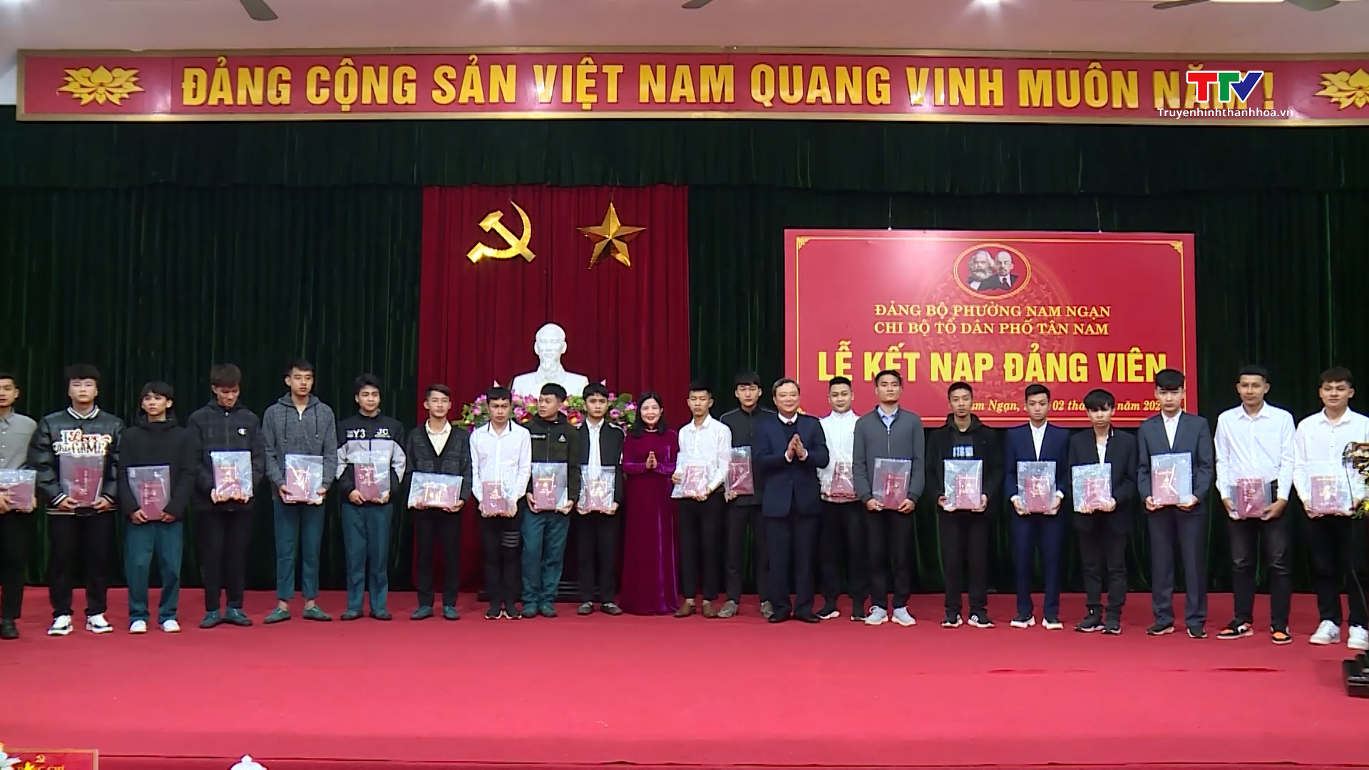 Phó Bí thư Thườnng trực Tỉnh ủy Lại Thế Nguyên dự lễ kết nạp đảng viên tại Chi bộ Tổ dân phố Tân Nam, thành phố Thanh Hóa- Ảnh 6.
