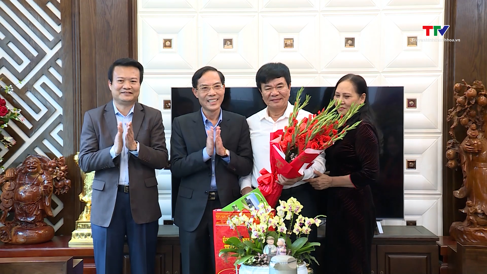 Phó Chủ tịch UBND tỉnh Đầu Thanh Tùng thăm, chúc tết các trí thức tiêu biểu
- Ảnh 3.
