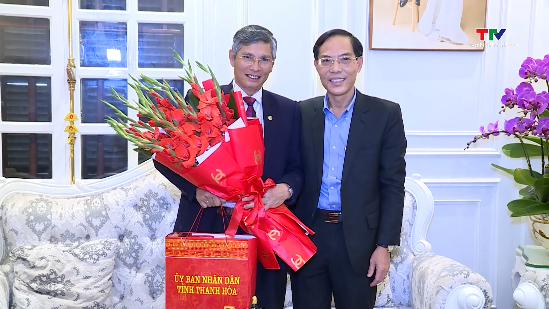Phó Chủ tịch UBND tỉnh Đầu Thanh Tùng thăm, chúc tết các trí thức tiêu biểu
- Ảnh 2.