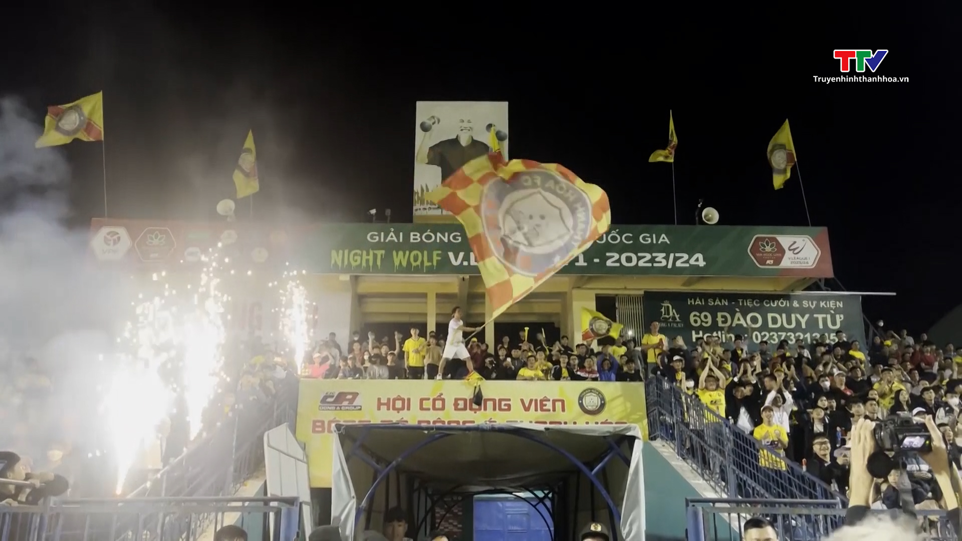 Hàng nghìn khán giả đến sân trong ngày Câu lạc bộ Đông Á Thanh Hóa chiến thắng Hà Nội tại vòng 9 V.League- Ảnh 3.