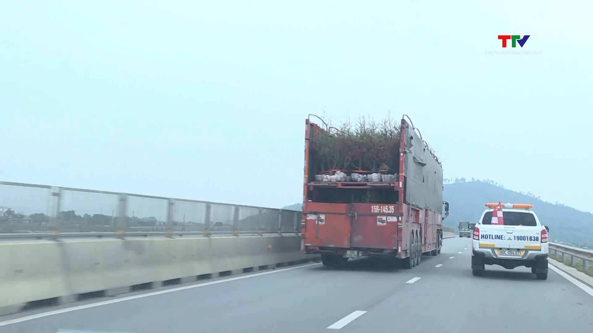 Bất chấp biển cấm, nhiều xe tải trọng lớn vẫn lưu thông trên tuyến cao tốc Mai Sơn- Quốc lộ 45- Ảnh 2.
