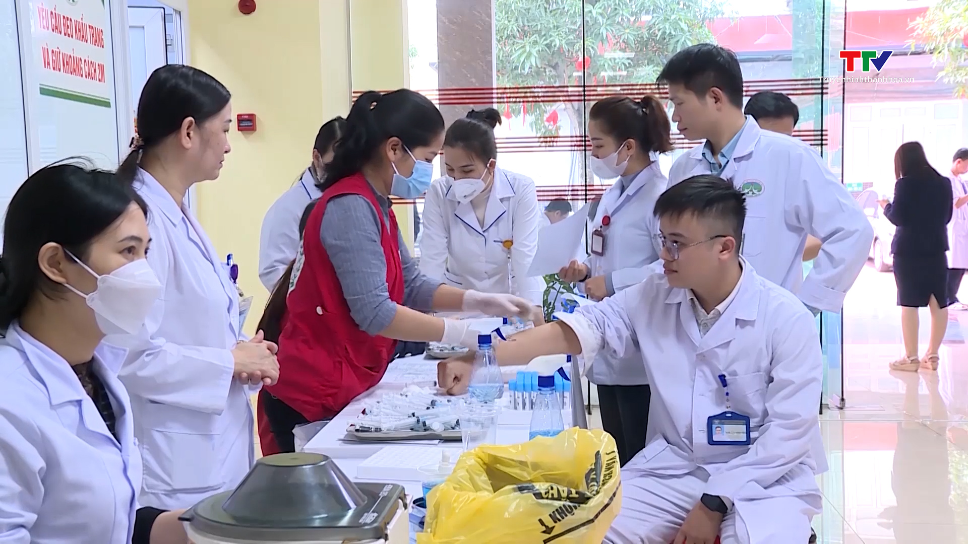 Số máu thu được từ Lễ hội "Giọt hồng Blu trắng năm 2024" tại Thanh Hoá vượt 30% kế hoạch- Ảnh 1.