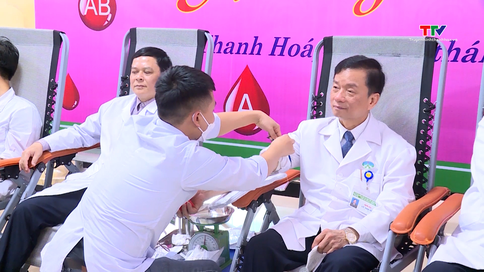 Số máu thu được từ Lễ hội "Giọt hồng Blu trắng năm 2024" tại Thanh Hoá vượt 30% kế hoạch- Ảnh 2.