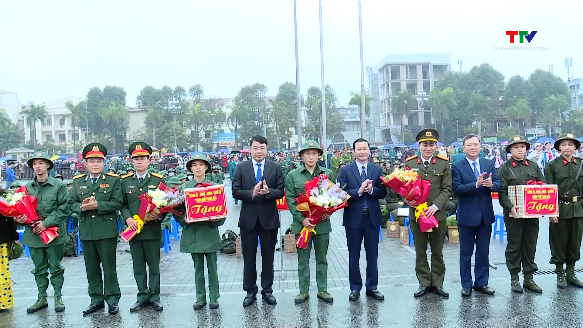 Chủ tịch UBND tỉnh dự lễ giao nhận quân tại thành phố Thanh Hoá- Ảnh 3.