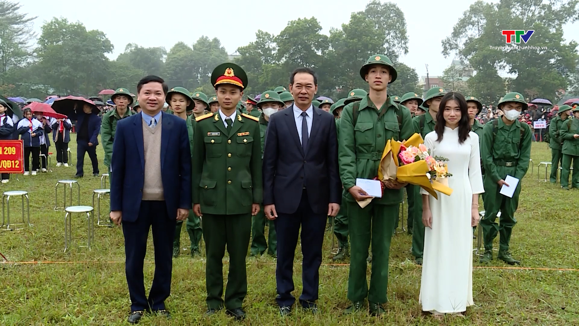 Phó Bí thư Tỉnh ủy Trịnh Tuấn Sinh dự lễ giao quân tại thị xã Nghi Sơn- Ảnh 3.