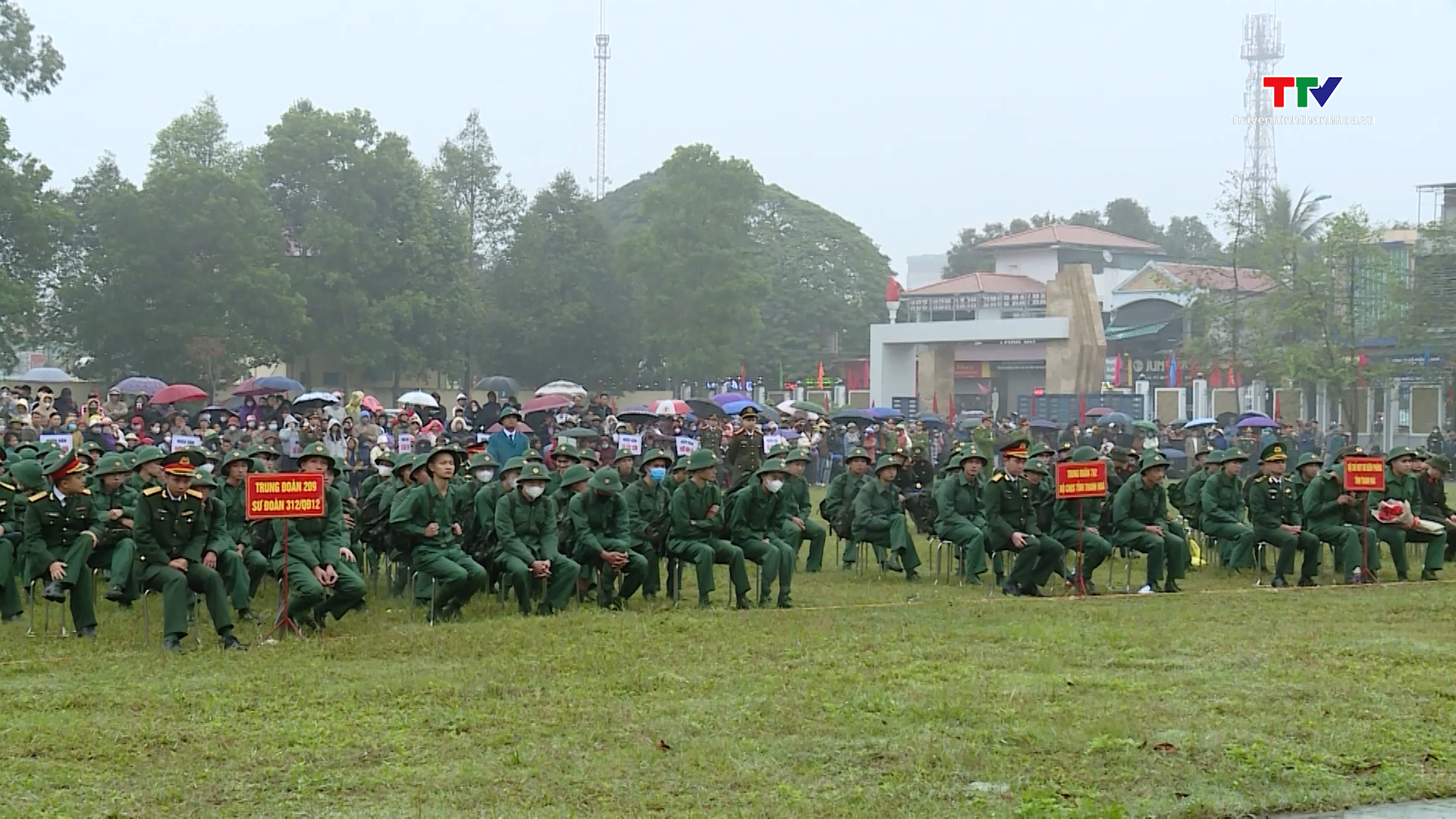 Phó Bí thư Tỉnh ủy Trịnh Tuấn Sinh dự lễ giao quân tại thị xã Nghi Sơn- Ảnh 2.
