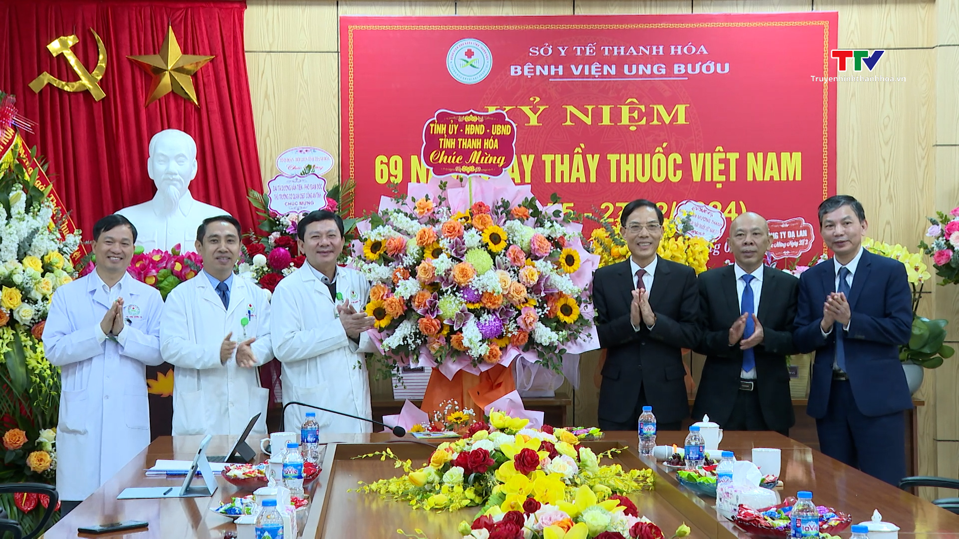 Phó Chủ tịch Uỷ ban Nhân dân tỉnh Đầu Thanh Tùng chúc mừng Ngày Thầy thuốc Việt Nam- Ảnh 2.