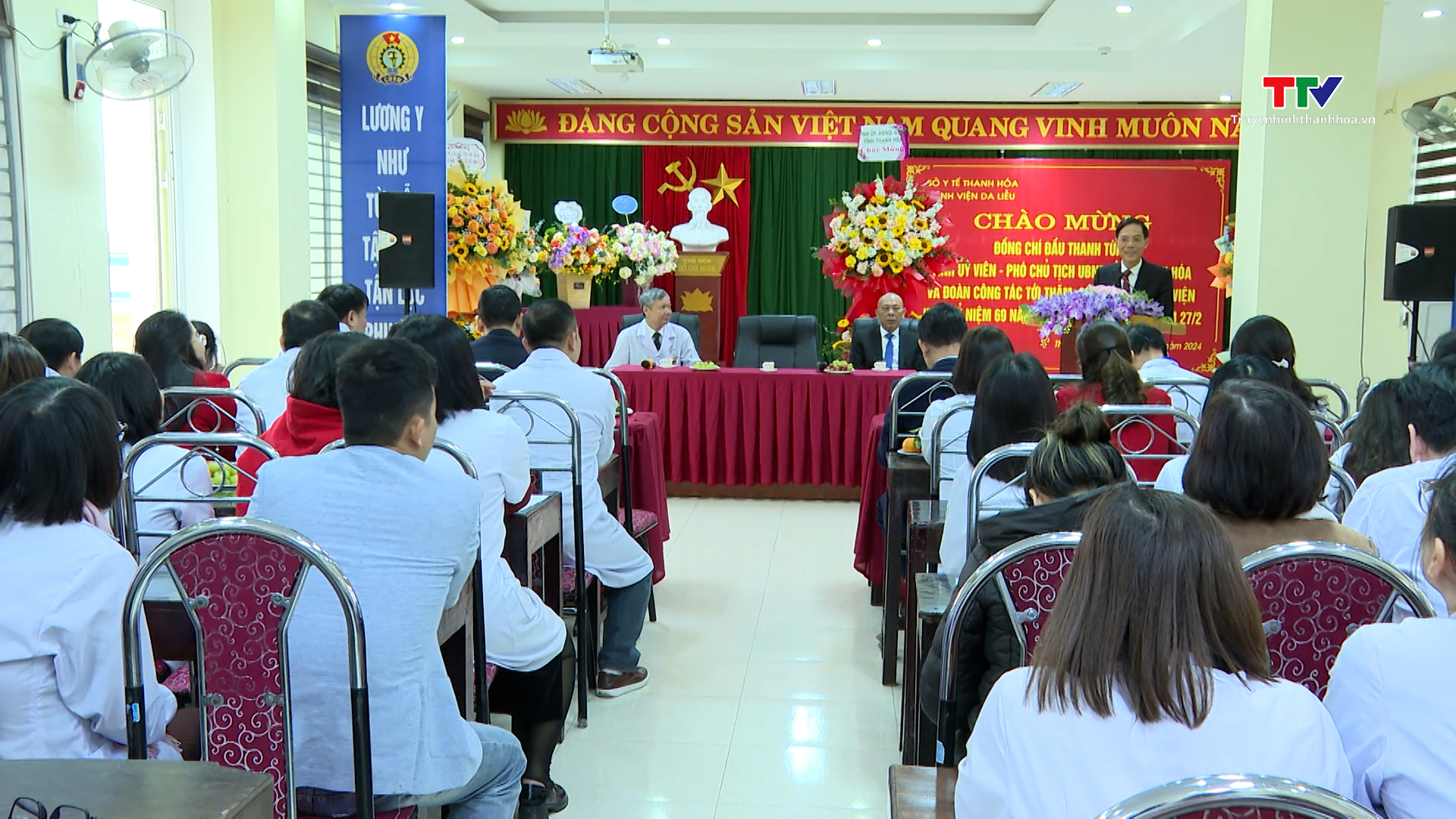 Phó Chủ tịch Uỷ ban Nhân dân tỉnh Đầu Thanh Tùng chúc mừng Ngày Thầy thuốc Việt Nam- Ảnh 3.