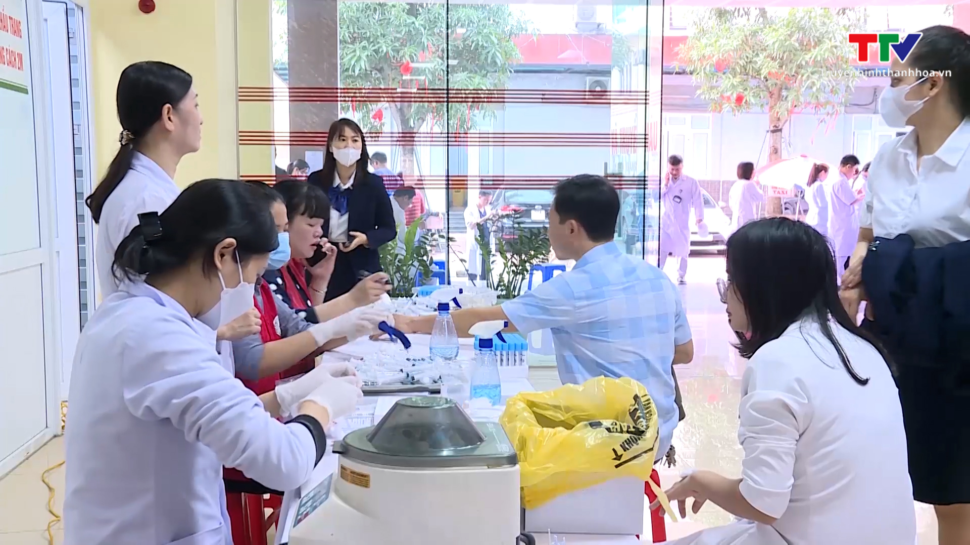Lễ hội “Giọt hồng Blouse trắng năm 2024” tại Thanh Hoá thu được 1.800 đơn vị máu- Ảnh 1.