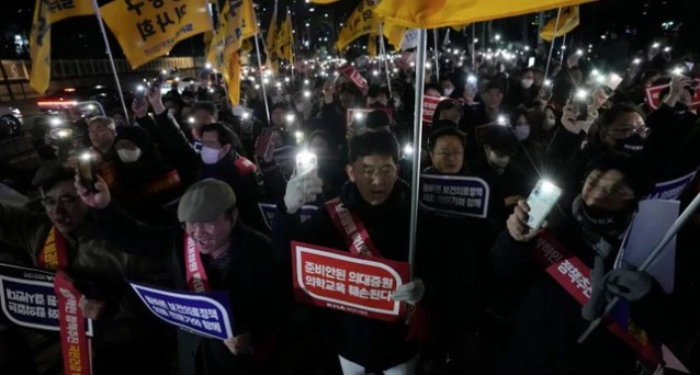 Cuộc khủng hoảng ngành y Hàn Quốc: Chính phủ không lùi bước, công chúng phản ứng- Ảnh 1.
