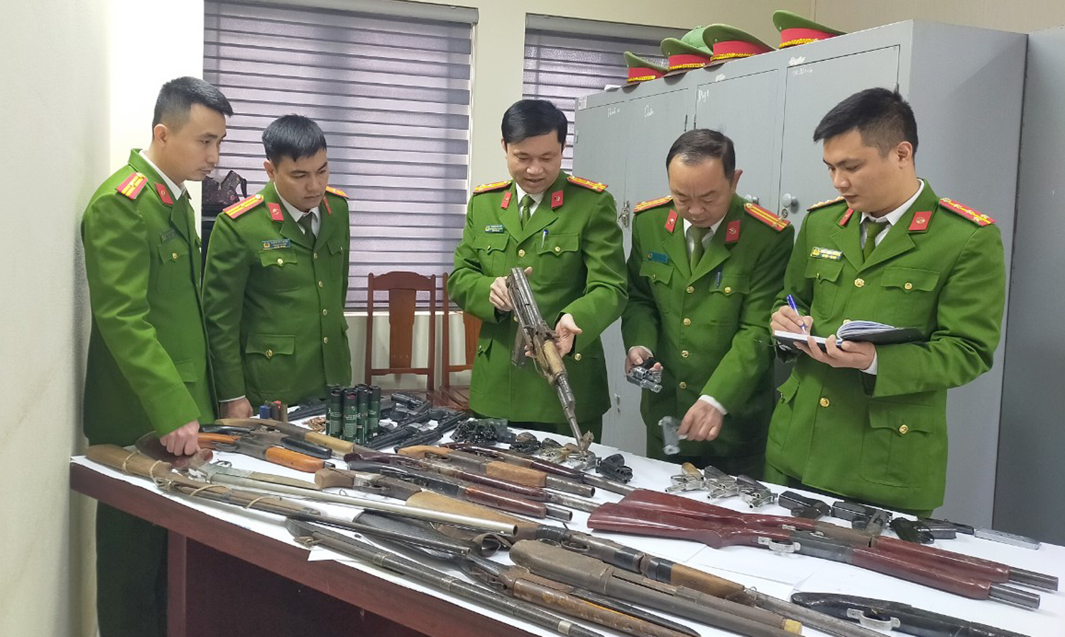 Công an thành phố Thanh Hóa tuyên truyền, vận động và thu hồi 31 khẩu súng quân dụng- Ảnh 1.