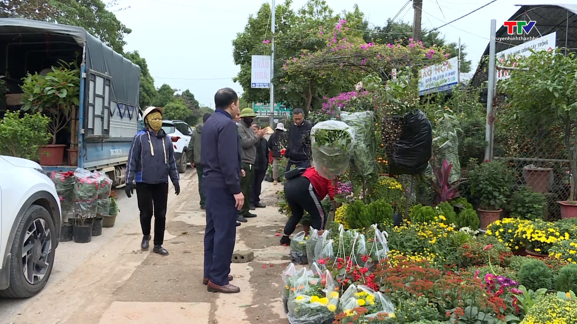Bảo đảm an ninh trật tự các điểm chợ hoa, cây cảnh
trên địa bàn thành phố Thanh Hóa
- Ảnh 5.