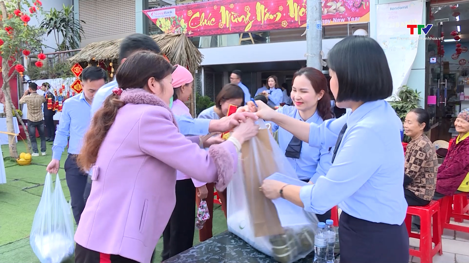 Ngân hàng hợp tác - chi nhánh Thanh Hóa trao quà Tết cho các hộ có hoàn cảnh khó khăn tại huyện Triệu Sơn- Ảnh 1.