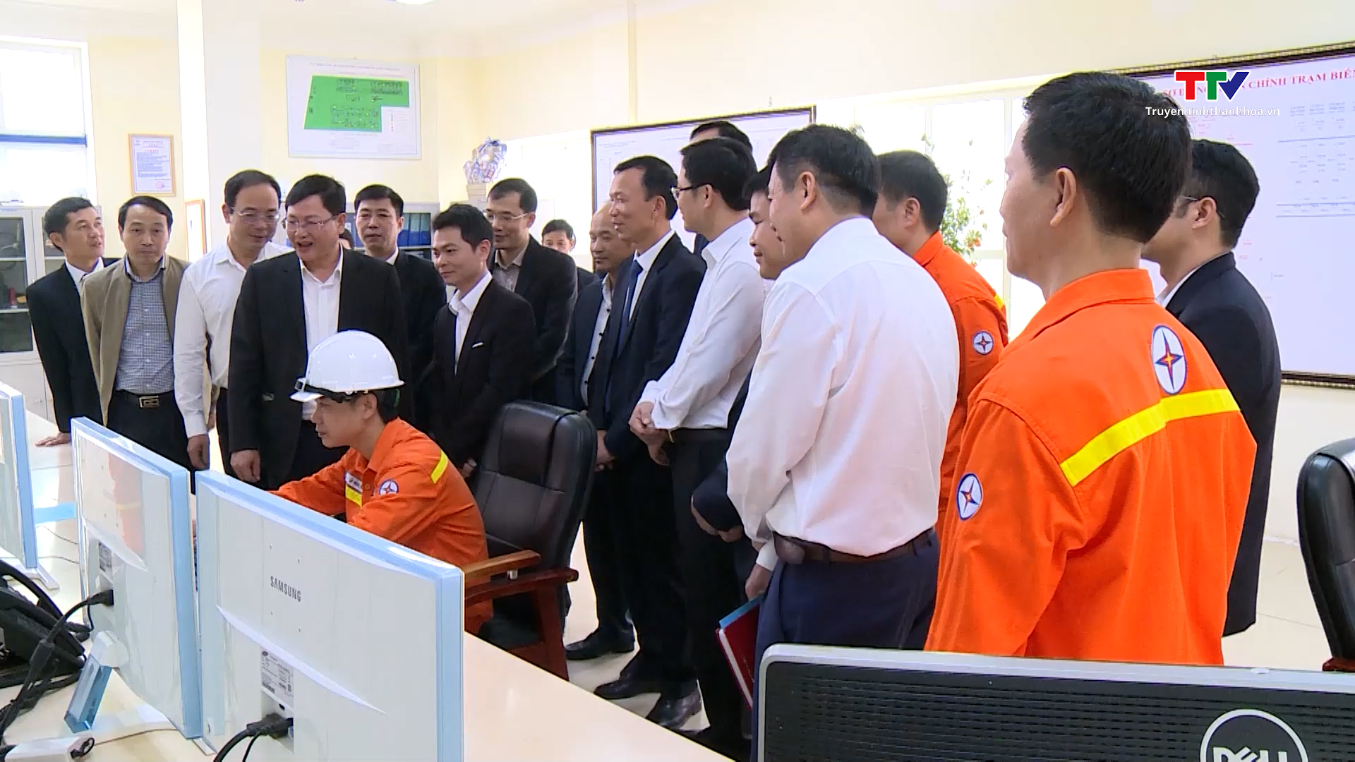 Phó Chủ tịch UBND tỉnh Mai Xuân Liêm chúc Tết cán bộ, người lao động ngành điện tại Trung tâm vận hành Nông Cống- Ảnh 1.