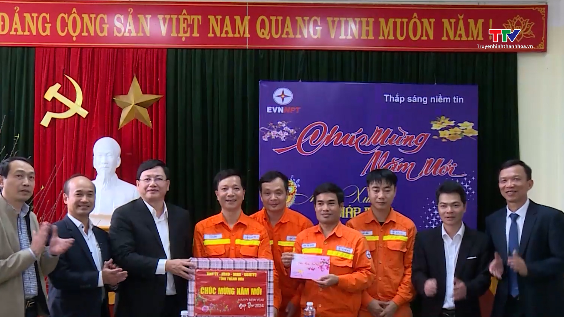 Phó Chủ tịch UBND tỉnh Mai Xuân Liêm chúc Tết cán bộ, người lao động ngành điện tại Trung tâm vận hành Nông Cống- Ảnh 3.