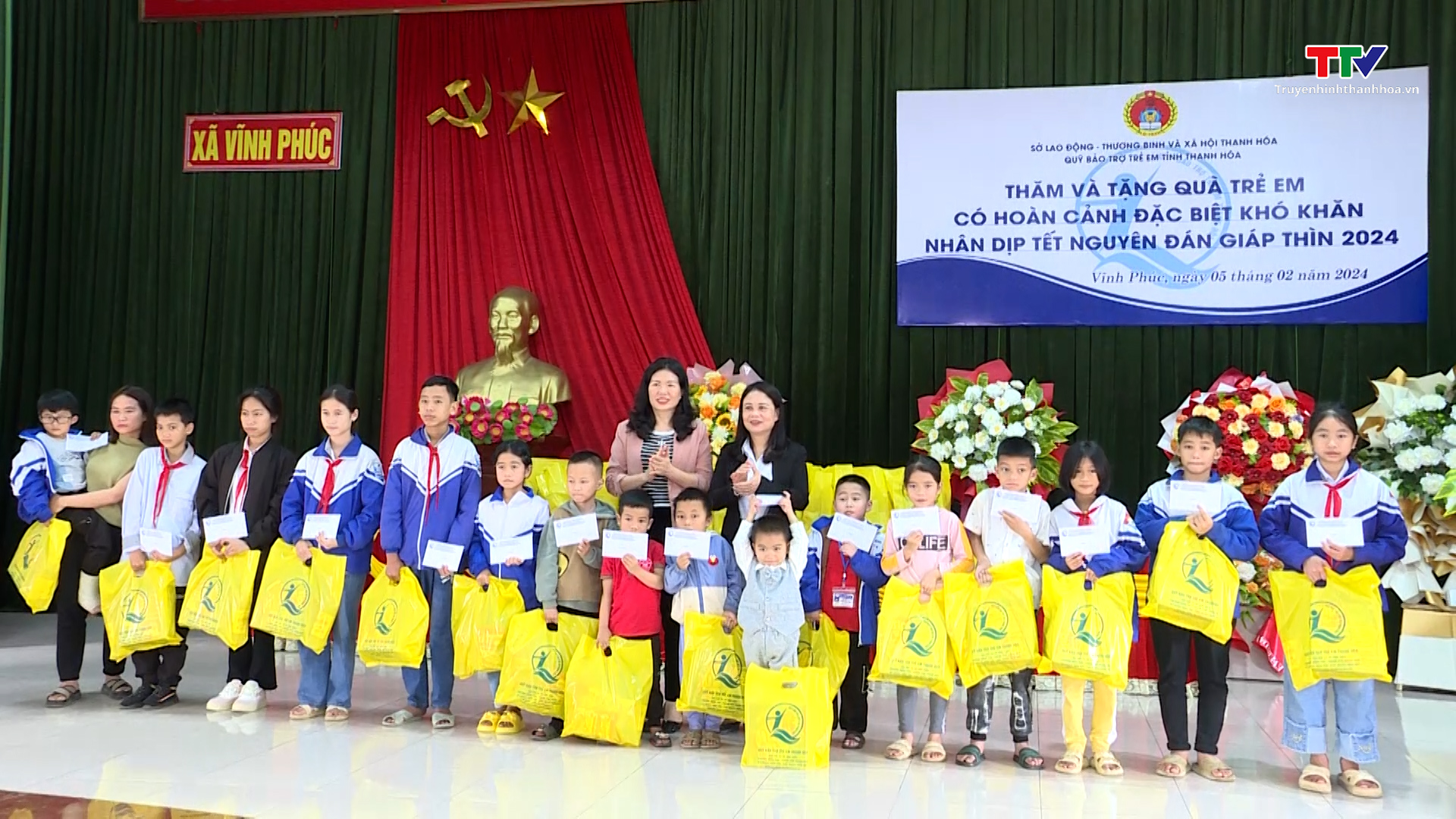 Tặng quà cho trẻ em có hoàn cảnh đặc biệt khó khăn tại Vĩnh Lộc- Ảnh 1.