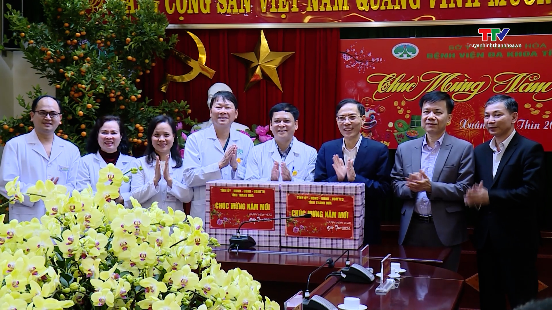 Phó Chủ tịch Uỷ ban Nhân dân tỉnh Đầu Thanh Tùng chúc Tết các bệnh viện- Ảnh 1.
