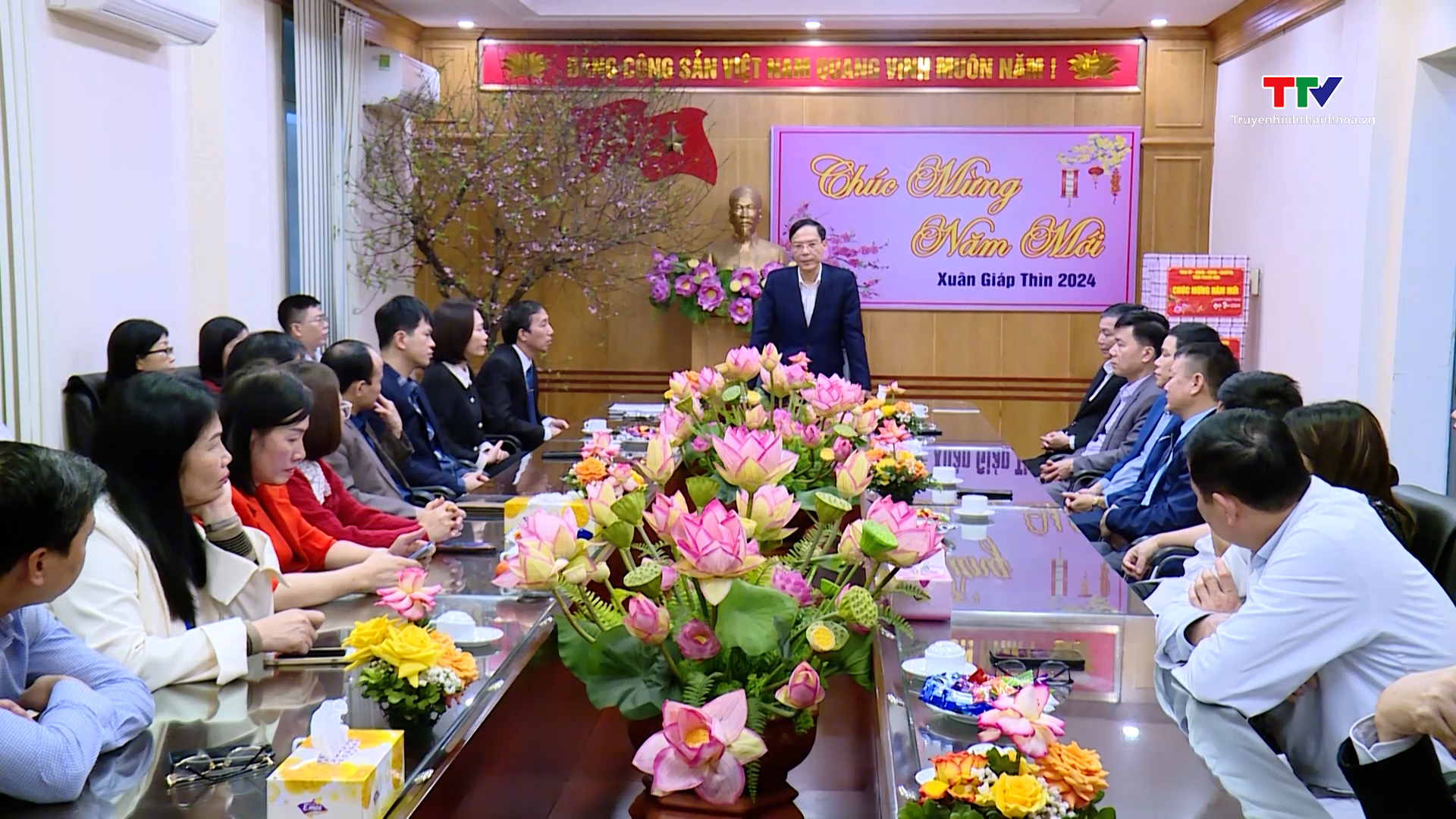 Phó Chủ tịch Uỷ ban Nhân dân tỉnh Đầu Thanh Tùng chúc Tết các bệnh viện- Ảnh 2.