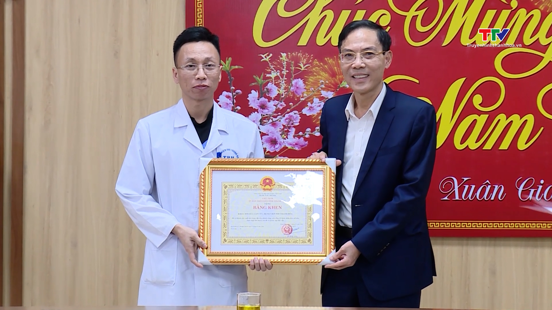 Phó Chủ tịch Uỷ ban Nhân dân tỉnh Đầu Thanh Tùng chúc Tết các bệnh viện- Ảnh 3.