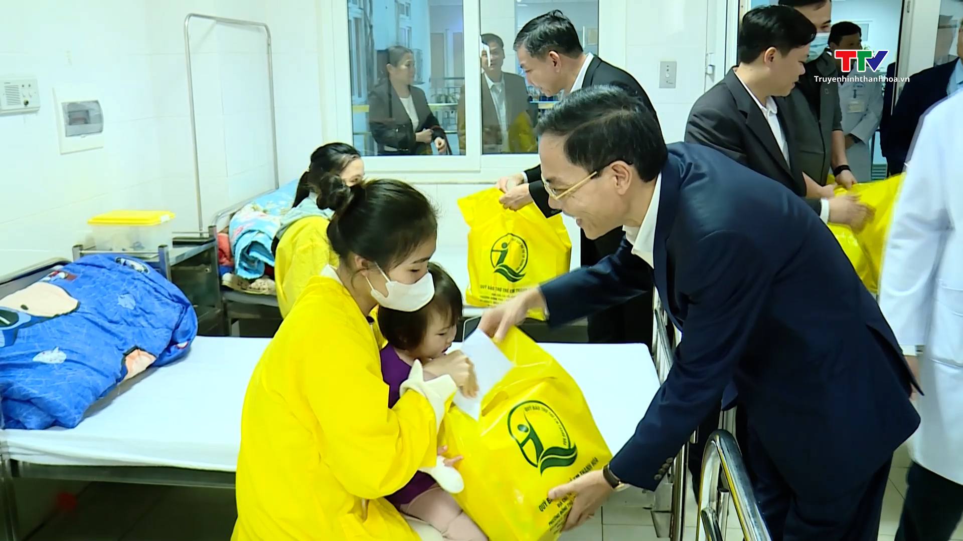 Phó Chủ tịch Uỷ ban Nhân dân tỉnh Đầu Thanh Tùng chúc Tết các bệnh viện- Ảnh 5.