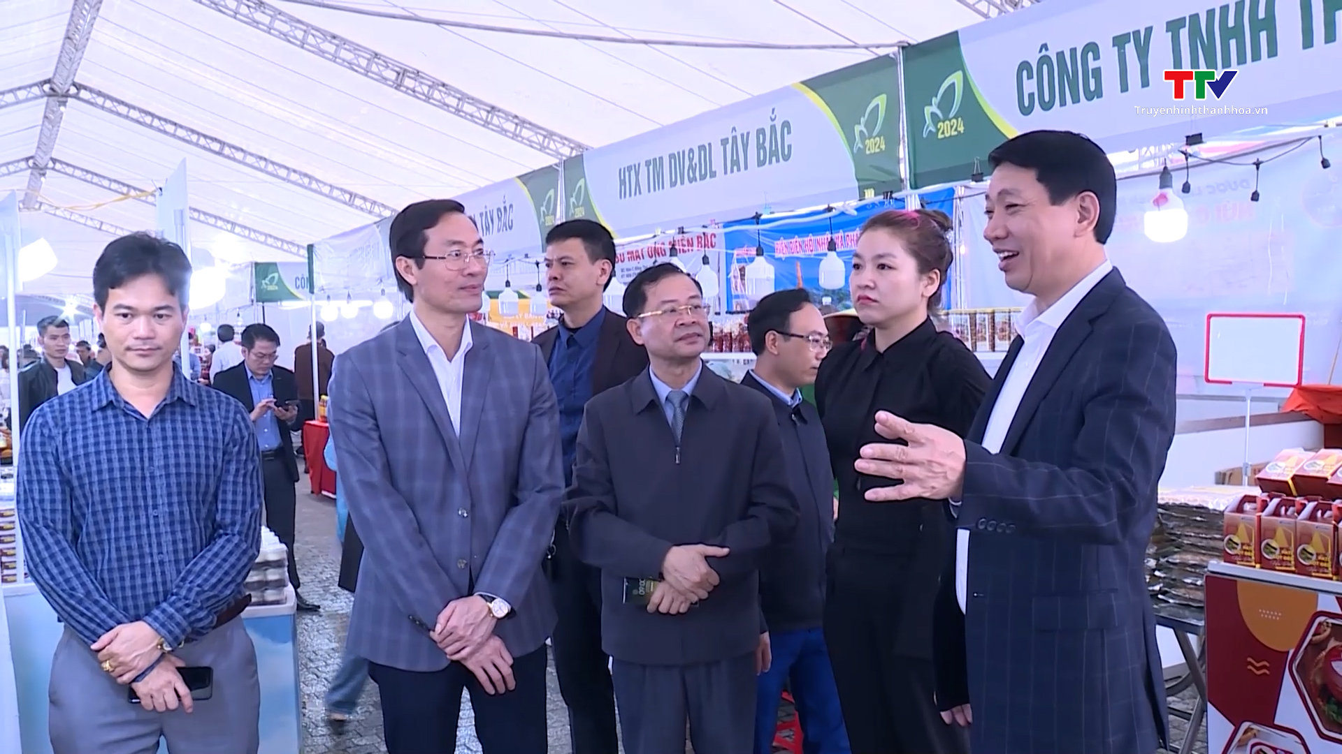 Phó Chủ tịch Ủy ban Nhân dân tỉnh Lê Đức Giang kiểm tra Hội chợ quảng bá, giới thiệu các sản phẩm nông nghiệp, sản phẩm OCOP- Ảnh 2.
