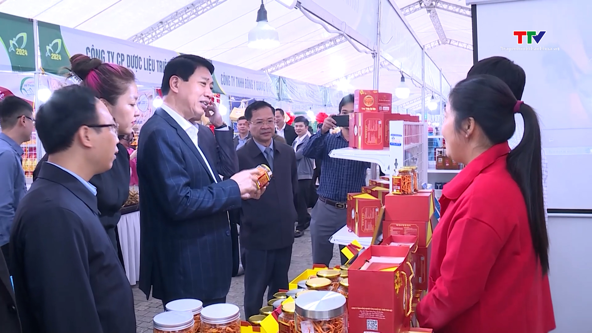 Phó Chủ tịch Ủy ban Nhân dân tỉnh Lê Đức Giang kiểm tra Hội chợ quảng bá, giới thiệu các sản phẩm nông nghiệp, sản phẩm OCOP- Ảnh 4.