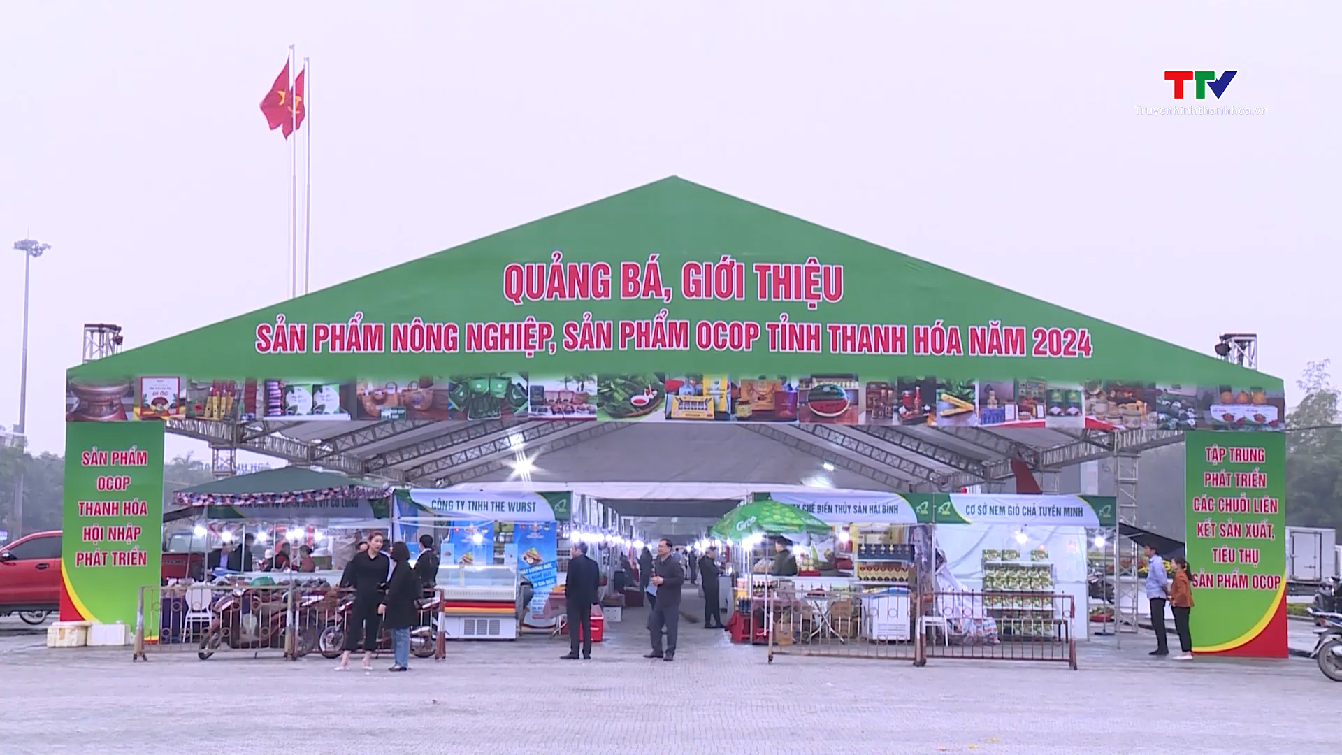 Phó Chủ tịch Ủy ban Nhân dân tỉnh Lê Đức Giang kiểm tra Hội chợ quảng bá, giới thiệu các sản phẩm nông nghiệp, sản phẩm OCOP- Ảnh 1.