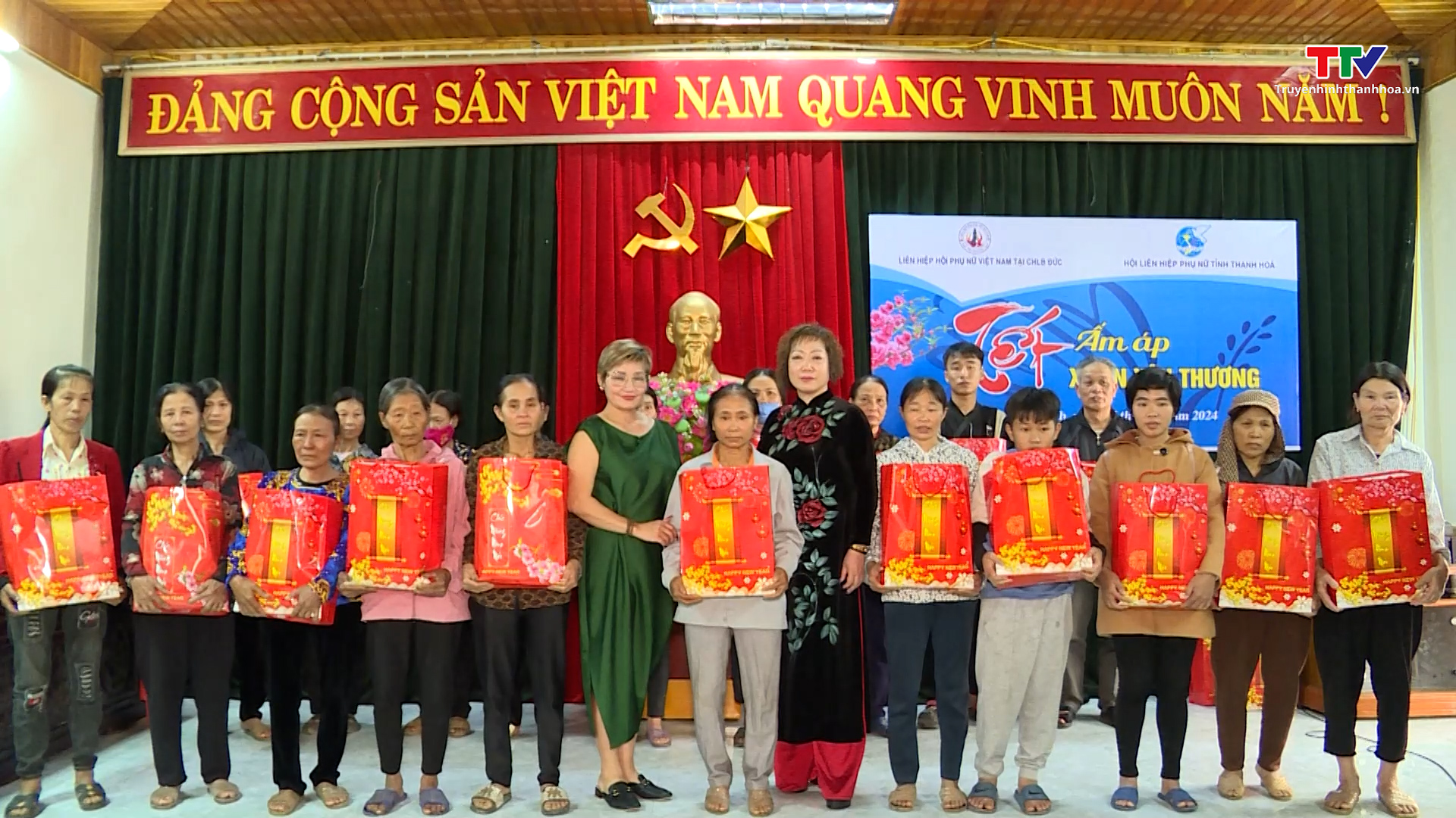 Liên hiệp Hội Phụ nữ Việt Nam tại Cộng hòa Liên bang Đức trao quà tại Yên Định- Ảnh 1.