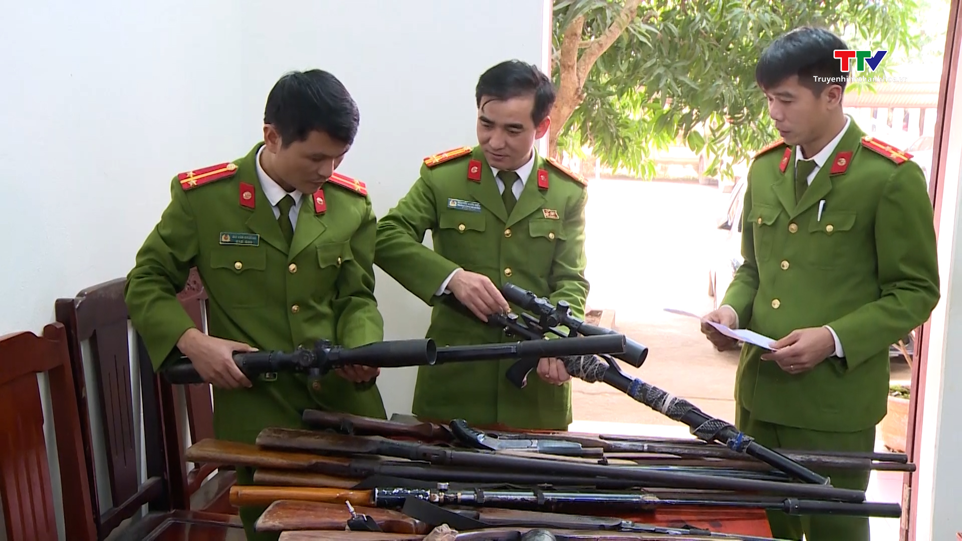 Thạch Thành: Nhân dân tự giác giao nộp 41 khẩu súng săn- Ảnh 1.