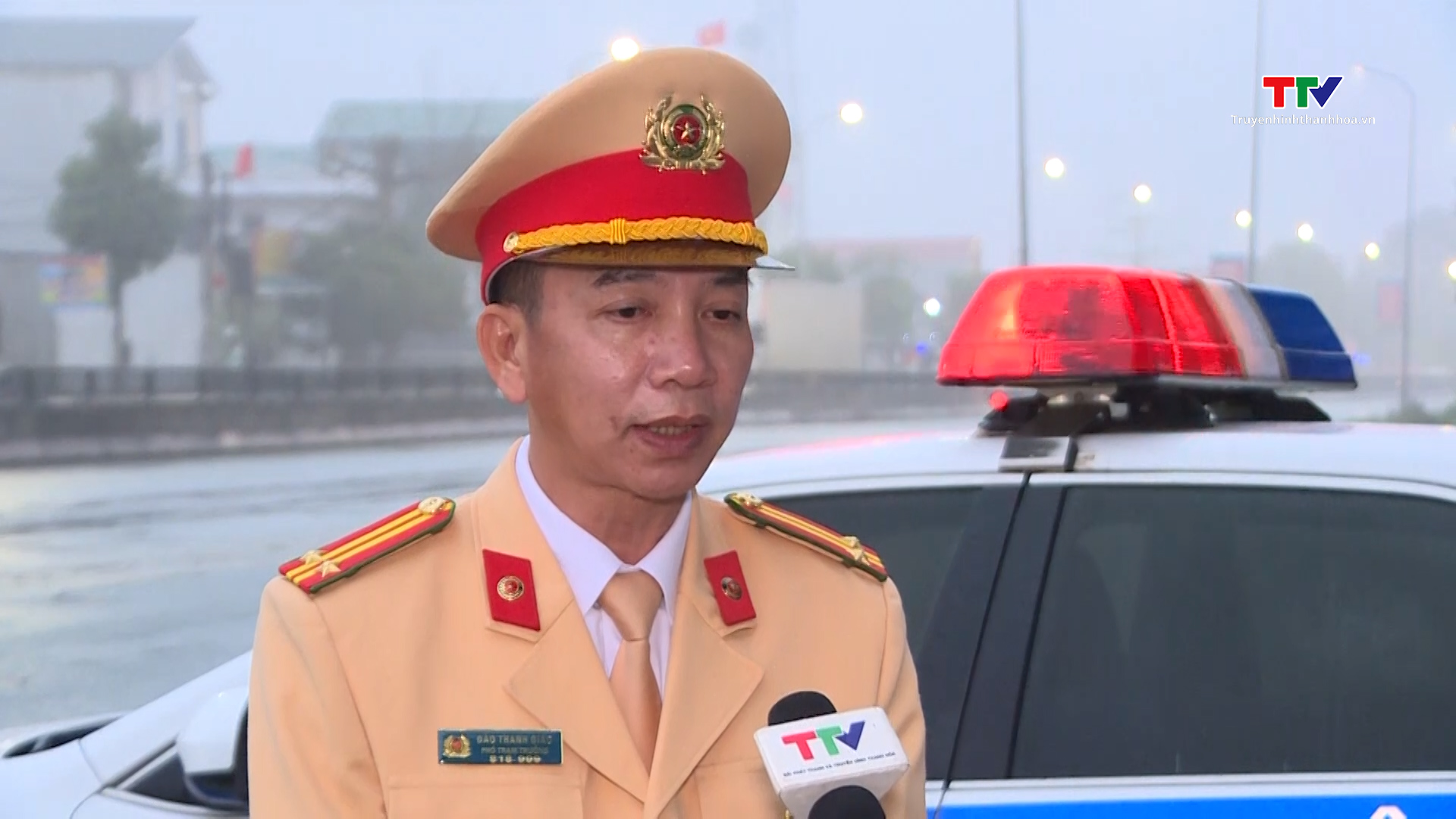 Phòng cảnh sát giao thông Công an tỉnh Thanh Hoá hỗ trợ người dân về quê đón Tết- Ảnh 2.