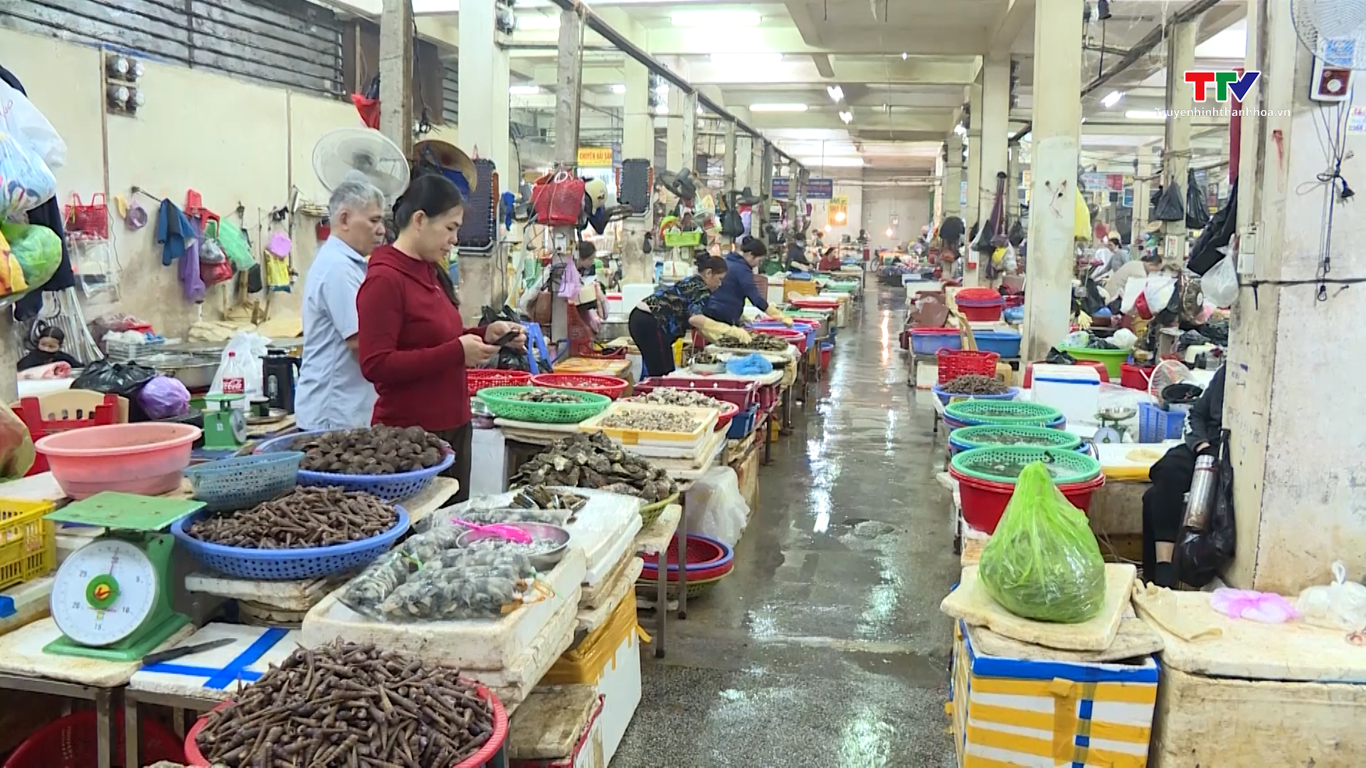 Thị trường thực phẩm ngày Tết: dồi dào nguồn cung, giá tăng từ 10- 30%- Ảnh 1.