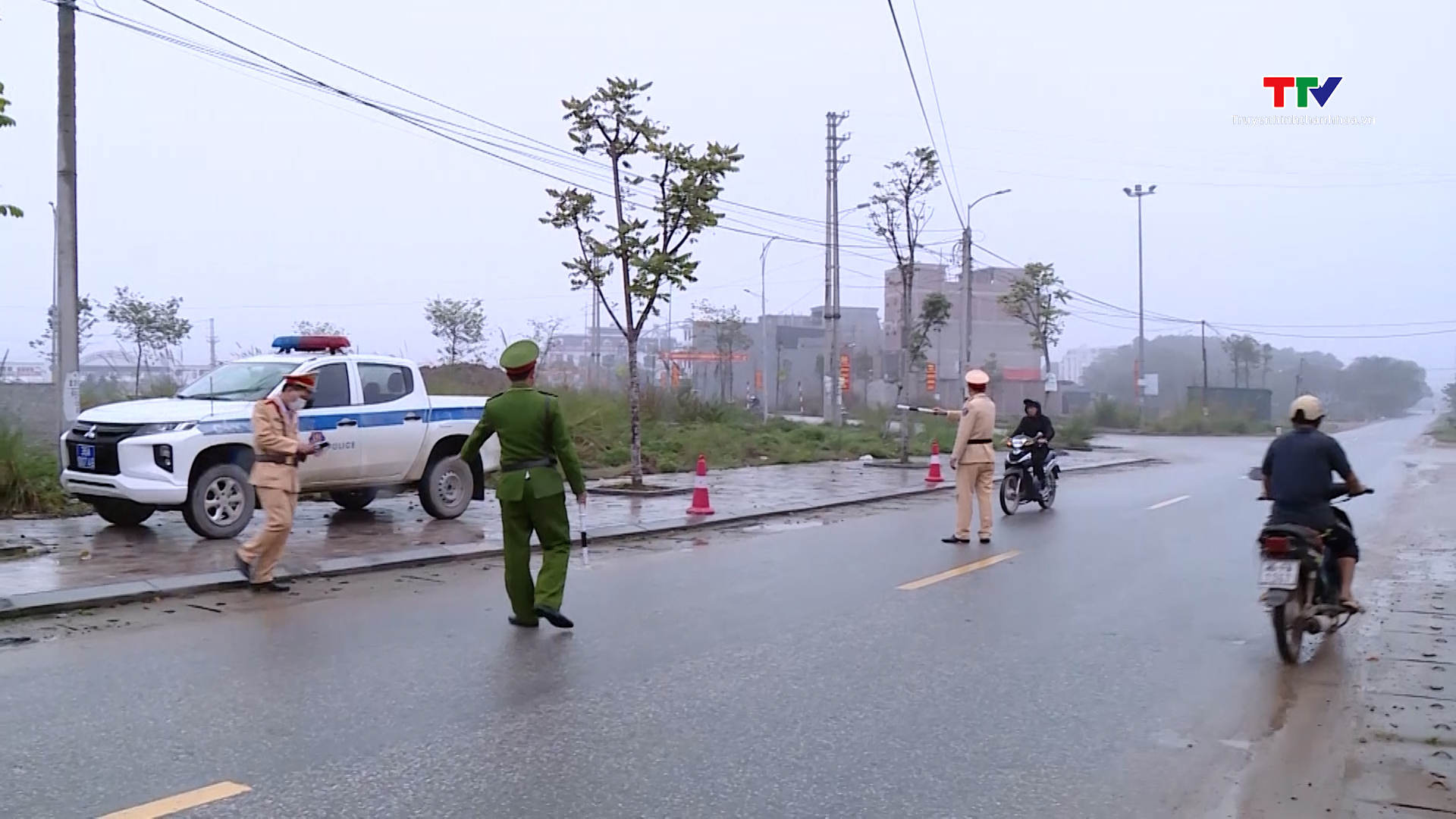 Công an huyện Đông Sơn tăng cường đảm bảo trật tự an toàn giao thông dịp Tết- Ảnh 1.