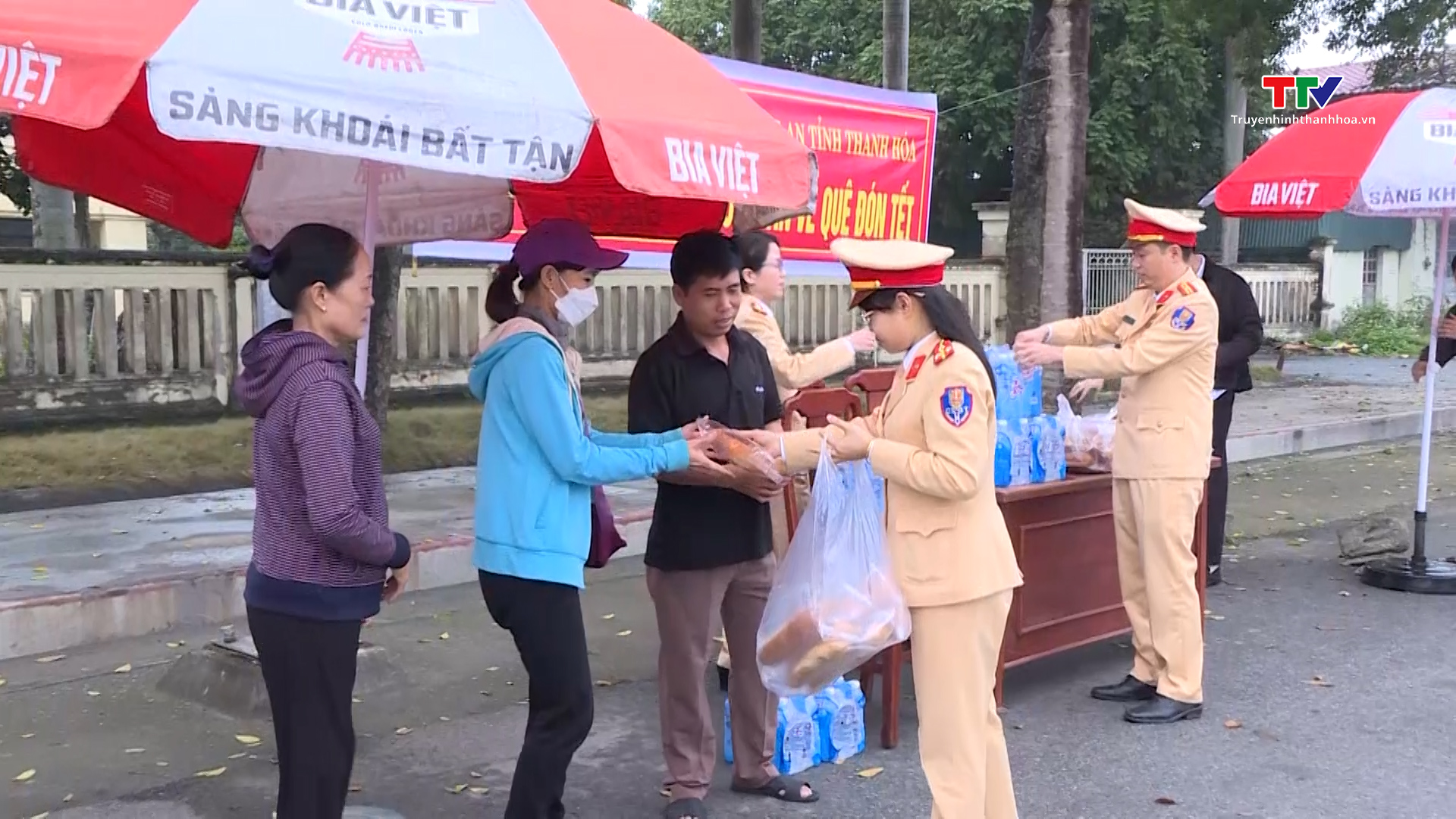 Phòng cảnh sát giao thông Công an tỉnh Thanh Hoá hỗ trợ người dân về quê đón Tết- Ảnh 1.