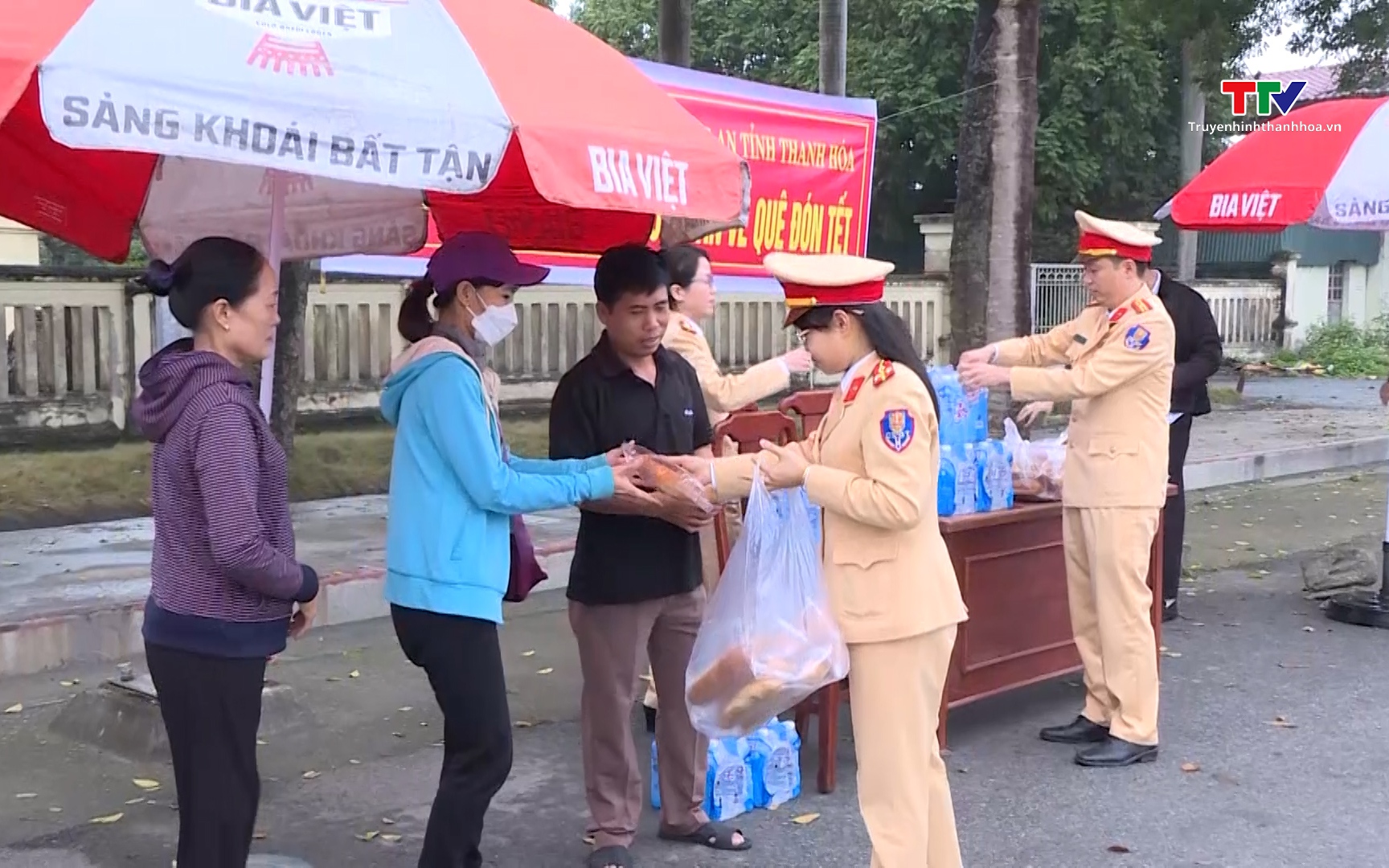 Phòng cảnh sát giao thông Công an tỉnh Thanh Hoá hỗ trợ người dân về quê đón Tết